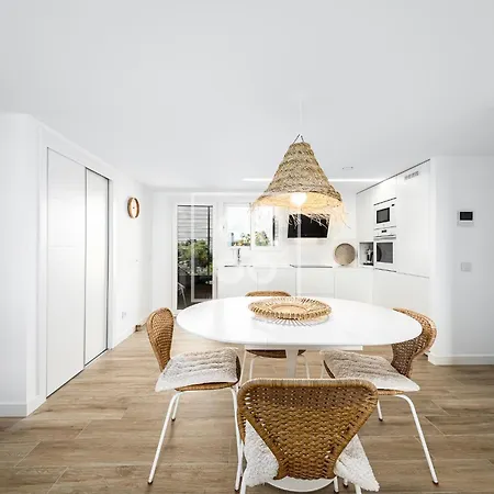 Beachfront Bliss Apt, With Heated Pool, By Oyoostays *