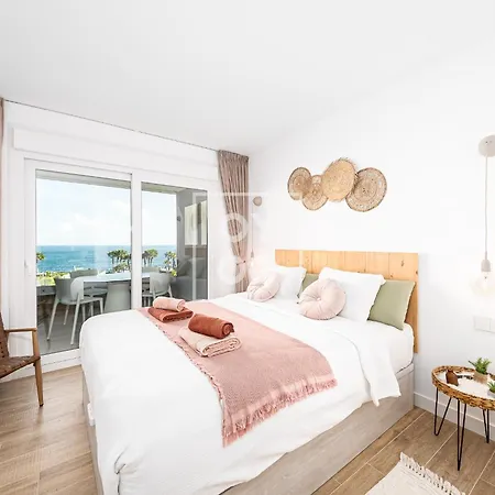 Beachfront Bliss Apt, With Heated Pool, By Oyoostays Torrevieja