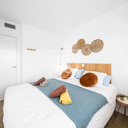 Beachfront Bliss Apt, With Heated Pool, By Oyoostays Apartmán