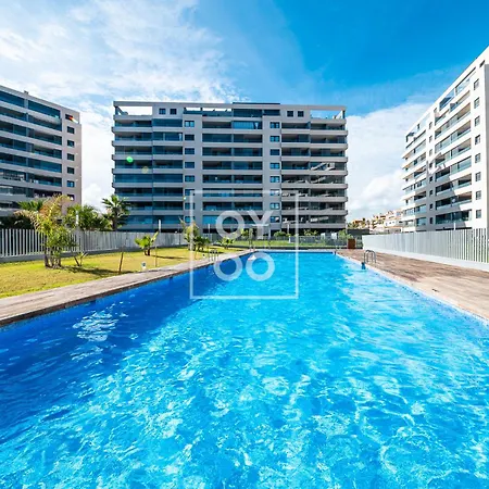 Beachfront Bliss Apt, With Heated Pool, By Oyoostays Apartmán